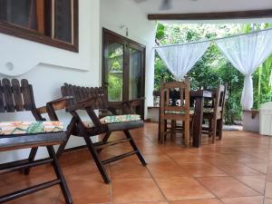 - un salon avec des chaises en bois et une table dans l'établissement Villas Kalimba, à Sámara
