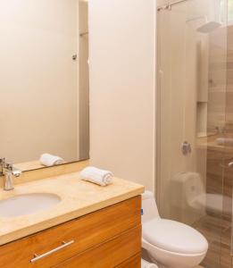 e bagno con lavandino, servizi igienici e doccia. di Casa Campestre - Pet Friendly - Green Energy ad Anapoima