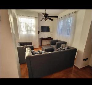 un soggiorno con due divani e un ventilatore a soffitto di Tu villa soñada en Santiago a Santiago de los Caballeros