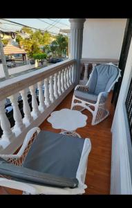2 sedie su un balcone con vista su una strada di Tu villa soñada en Santiago a Santiago de los Caballeros
