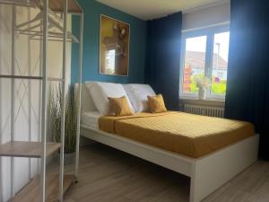 a bedroom with a bed and a window at Design-Terrasse-7 Personen-Netflix-Garage-Seenah in Radolfzell am Bodensee