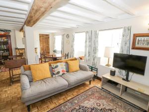 Priors Mead في بانبوري: غرفة معيشة مع أريكة وتلفزيون بشاشة مسطحة