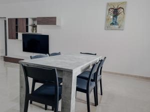 Μια τηλεόραση ή/και κέντρο ψυχαγωγίας στο APT Sunset Haven +10 φωτογραφίες