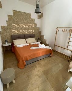 - une chambre avec un lit et un mur en pierre dans l'établissement U Curtigliu apartment, à Realmonte
