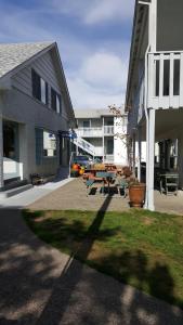 un patio con mesa de picnic frente a un edificio en Hillcrest Inn en Seaside