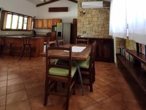 eine Küche mit einem Tisch und Stühlen im Zimmer in der Unterkunft Villas Kalimba in Sámara