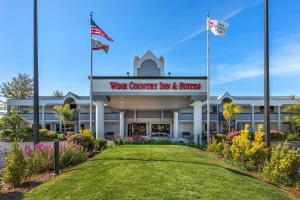 un edificio con un cartel que lee posada y suites vinícolas en Best Western Plus Wine Country Inn & Suites, en Santa Rosa