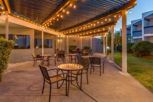 un patio con mesas y sillas bajo una pérgola con luces en Best Western Plus Wine Country Inn & Suites en Santa Rosa