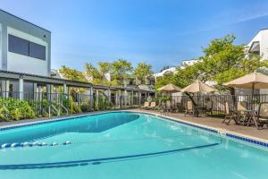 a swimming pool with chairs and umbrellas at Best Western Plus Wine Country Inn & Suites in Santa Rosa