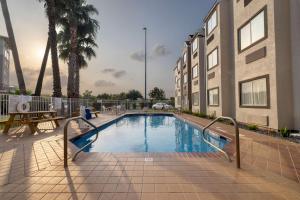 Bazén v ubytování Motel 6-McAllen, TX - East nebo v jeho okolí