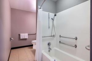 Koupelna v ubytování Motel 6-McAllen, TX - East