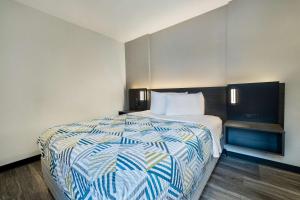 Postel nebo postele na pokoji v ubytování Motel 6-McAllen, TX - East