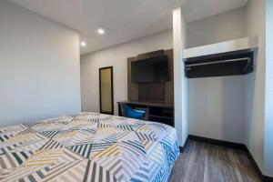 Postel nebo postele na pokoji v ubytování Motel 6-McAllen, TX - East