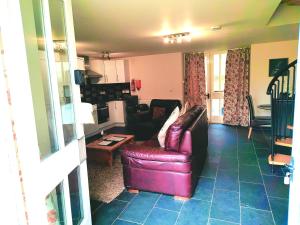 ein Wohnzimmer mit einem Sofa und einem Tisch in der Unterkunft Dolgun Uchaf Guesthouse and Cottages in Snowdonia in Dolgellau