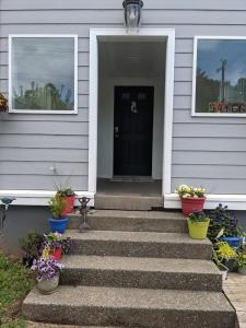 una puerta delantera de una casa con macetas en Idlewild Manor Vacation home, en Gold Beach