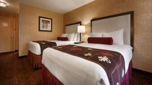 deux lits dans une chambre d'hôtel avec deux dans l'établissement Best Western Coral Hills, à Saint George