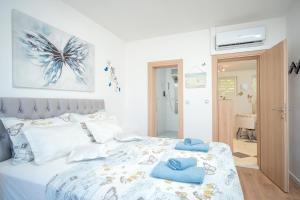 Postel nebo postele na pokoji v ubytování Apartments Edi - ZF Hvar + 37 fotografií
