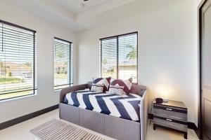 ein Schlafzimmer mit einem Bett und zwei Fenstern in der Unterkunft Sunset Serenity in Cape Coral + 17 Fotos