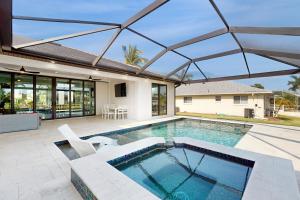 einen Innenpool mit Glasdach in der Unterkunft Sunset Serenity in Cape Coral