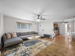 Bloomfield, Pittsburgh Large and Accessible 3 Bedroom Apr with Free Parking的休息区
