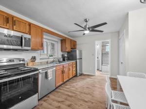 Bloomfield, Pittsburgh Large and Accessible 3 Bedroom Apr with Free Parking的厨房或小厨房