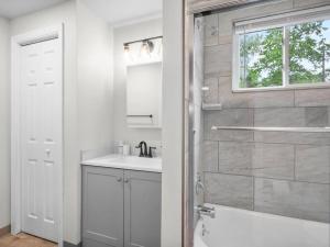 匹兹堡Bloomfield, Pittsburgh Large and Accessible 3 Bedroom Apr with Free Parking的带水槽和淋浴的白色浴室