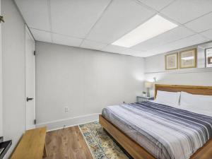 Bloomfield, Pittsburgh Large and Accessible 3 Bedroom Apr with Free Parking客房内的一张或多张床位