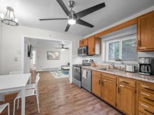 Bloomfield, Pittsburgh Large and Accessible 3 Bedroom Apr with Free Parking的厨房或小厨房