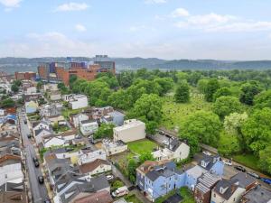 匹兹堡Bloomfield, Pittsburgh Large and Accessible 3 Bedroom Apr with Free Parking的城市的空中景观,建筑和树木