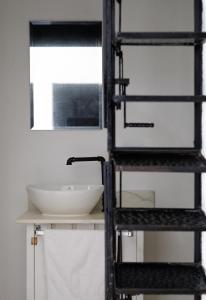 une salle de bain avec un lavabo et un miroir dans l'établissement Casa Paxi, à Mérida 39 autres photos