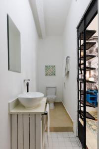 une salle de bain avec un lavabo et des toilettes dans l'établissement Casa Paxi, à Mérida