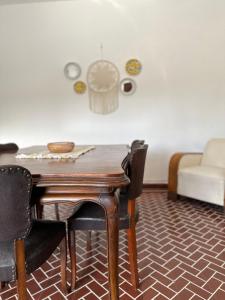 einen Tisch und Stühle im Wohnzimmer mit Sofa in der Unterkunft Casa Ciao in Deán Funes