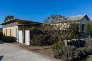 a house with a fence and some bushes at 2 Bedroom w/Parking Near Central Cessnock in Cessnock