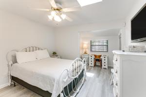 Ένα ή περισσότερα κρεβάτια σε δωμάτιο στο Pet-Friendly Home Near Dtwn Tallahassee!
