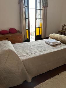 Schlafzimmer mit einem Bett und einem Fenster in der Unterkunft Casa Ciao in Deán Funes