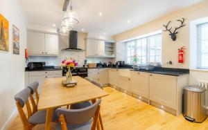 eine Küche mit einem Holztisch und einem Esszimmer in der Unterkunft Loughrigg in Ambleside