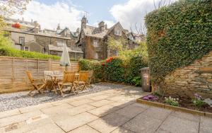 eine Terrasse mit Tisch und Sonnenschirm in der Unterkunft Loughrigg in Ambleside