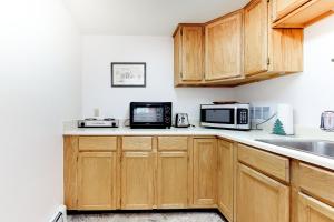 A kitchen or kitchenette at Three Sisters Peak Cabin at Filoha Meadows