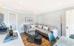 een woonkamer met een bank en een tafel bij Lowera Cottage in Windermere