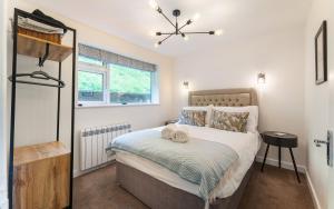 een slaapkamer met een bed en een raam bij Lowera Cottage in Windermere