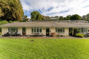 een huis met een gazon ervoor bij Lowera Cottage in Windermere