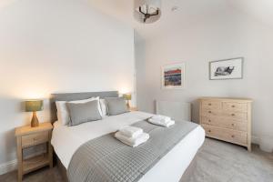 Un dormitorio con una cama con dos toallas encima. en Meadowsweet, en Ambleside