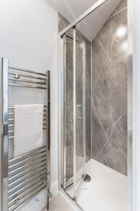 una ducha con puerta de cristal en un baño en Meadowsweet, en Ambleside