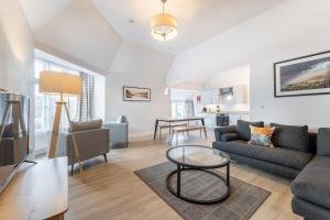 una sala de estar con un sofá y una mesa en Meadowsweet, en Ambleside