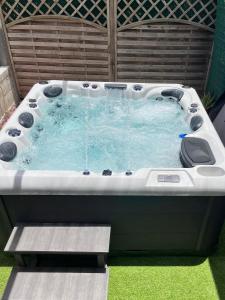 eine Whirlpool-Badewanne im Hinterhof in der Unterkunft Chez Nouny in Le Marin