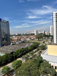 Blick auf eine Stadt mit hohen Gebäuden und Bäumen in der Unterkunft Apartamento em São Paulo in São Paulo