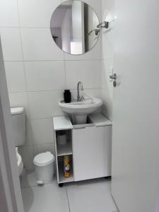 bagno bianco con lavandino e specchio di Apartamento em São Paulo a San Paolo