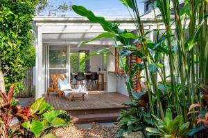 patio trasero con pérgola blanca en Dwyer St Great Family Beach House, en Sunshine Beach