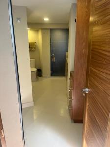 La salle de bains est pourvue d'une douche, de toilettes et d'une porte. dans l'établissement Vidalia - Modern Condos with Rooftop Terrace and Gym, à Puerto Vallarta 34 autres photos