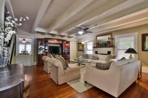 Μια τηλεόραση ή/και κέντρο ψυχαγωγίας στο Vintage Coastal Retreat 2Br Home Near Flagler Ave Beach